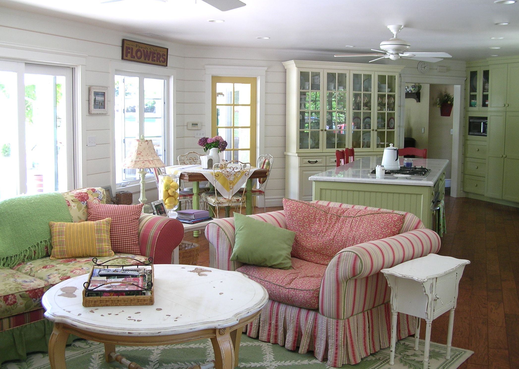 coloful_chabby_chic_great_room_3