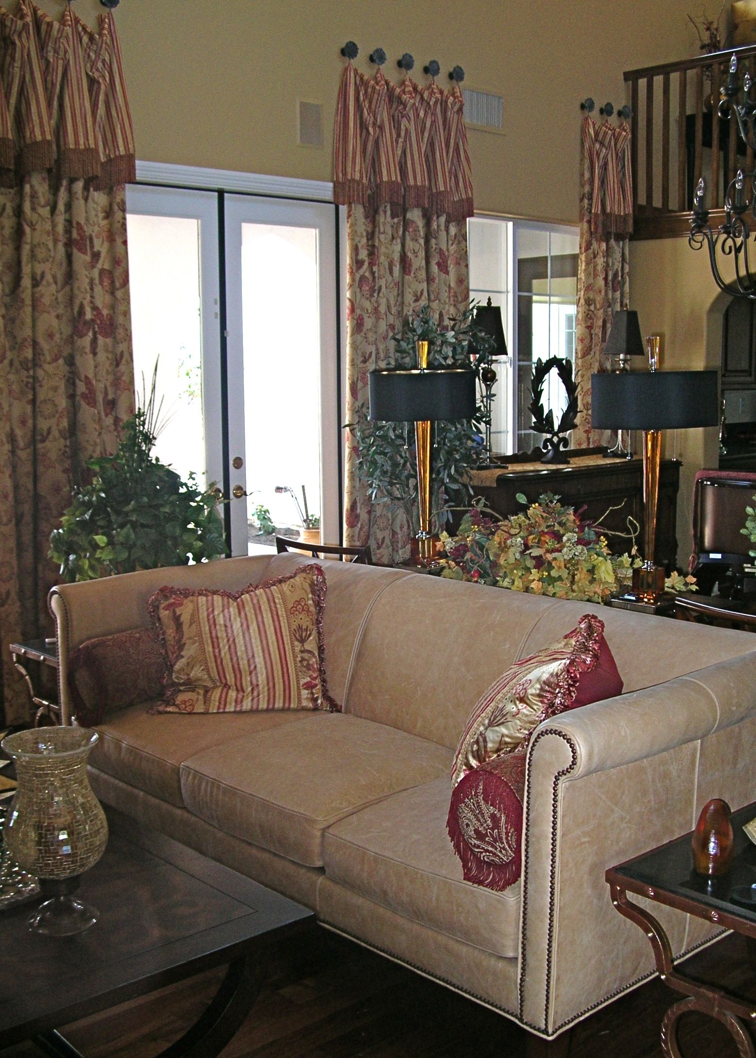 transitional_living_room_with_rich_and_opulent_colors_textures_and_accessories_3b