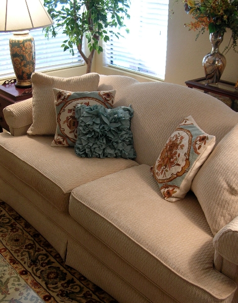 living_room_upholstery_throw_pillows_lamps_and_accessories_3