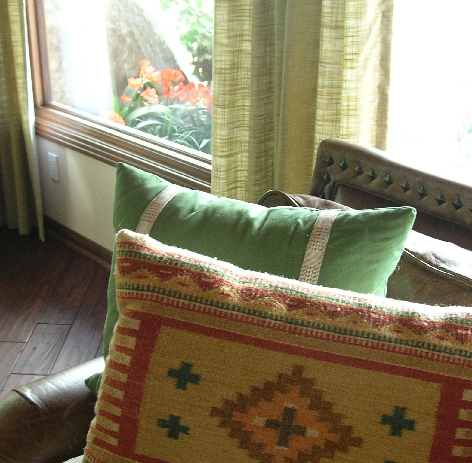 spanish_colonial_accessories_and_throw_pillows_3